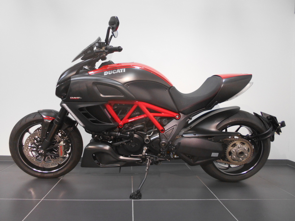 【ディライト特選中古車】DIAVEL CARBON