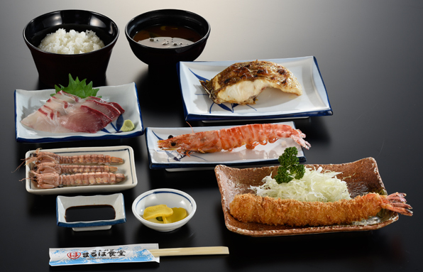 タルタル？ ウスター？ 根岸はレモン汁。